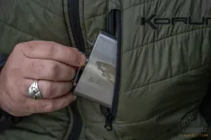 Korum Classic Hip Flask Barbel - Korum Rozsdamentes Laposüveg